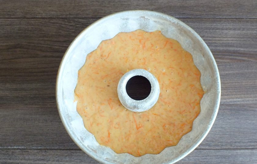 1. Этап. Бразильский морковный кекс: Форму смажьте маслом, присыпьте слегка мукой. Перелейте тесто. Поставьте выпекаться в разогретую до 180 градусов духовку на 40-45 минут. Учитывайте особенности своей духовки.