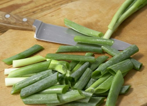 1. Этап. Баранина с овощами: Порежьте пучок зеленого лука, отправьте его к овощам, которые провели в бульоне уже 10 минут и продержите еще пару минут вместе с луком.