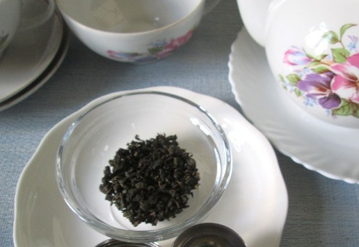 1. Этап. Чай зеленый с ароматными добавками: Второй чайник для заваривания ополоснуть кипятком. Подготовленную заварку поместить в ситечко (или заваривать без него)