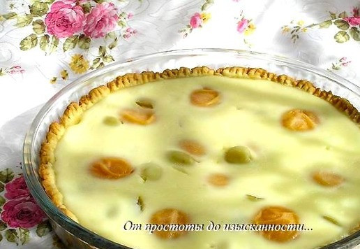 1. Этап. Пирог с абрикосами и виноградом: Готовый пирог остудите и подавайте.