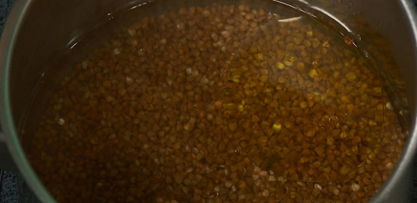 1. Этап. Гречневое ризотто с сыром: Поставьте на огонь кастрюлю с кипятком. Добавьте гречневую крупу и перец-горошек. Посолите. Влейте белое вино. Добавьте оливковое масло. Варите примерно 15 минут, пока крупа не будет готова.