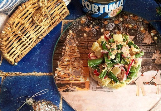 1. Этап. Салат с тунцом и стручковой фасолью: Я буду подавать салат каждому индивидуально, выложив в кольцо. Моё кольцо D-8 см и высотой-6 см. Количества полученного салата как раз на 2 таких кольца - на 2 порции.