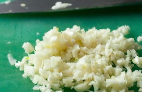 1. Этап. Крылышки к пиву: Чеснок почистите и мелко нарубите.