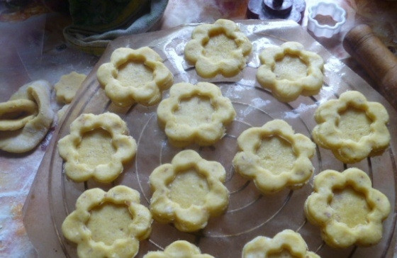 1. Этап. Печенье желейное: 8. Выкладываю ободочки на целые формы. Противень застилаю пергаментом, выкладываю на него печенье, отправляю в разогретый до 180-190 градусов духовой шкаф на 20-25 минут. Готовое печенье перекладываю на подставку и остужаю.