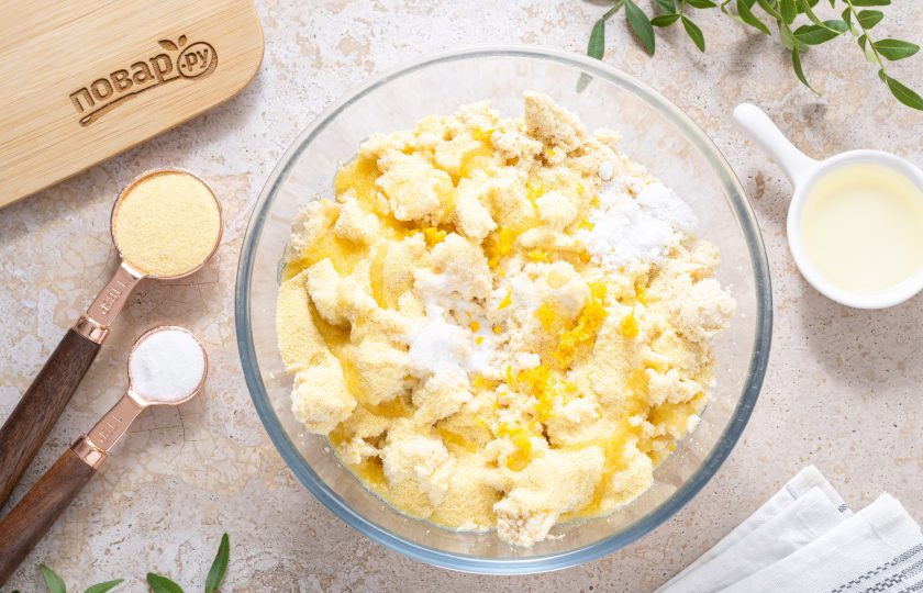 1. Этап. Запеканка из соевой окары: Добавьте в соевую окару сахар, ванильный ароматизатор, манку, растительное масло, цедру лимона и сок. Все хорошенько перемешайте, можно руками.