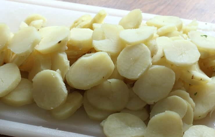 1. Этап. Классический картофельный салат: 2. Отварите картофель в кожуре, затем очистите его и нарежьте кружочками или полукольцами.