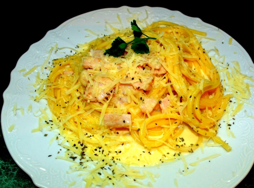 1. Этап. Соус Карбонара со сливками: Выкладываем пасту на тарелку. Сверху присыпаем сушеными травами и различными пряными приправами на ваш вкус. Посыпаем каждую порцию дополнительно тертым пармезаном. Приятного аппетита!