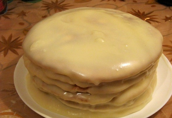 1. Этап. Тортик Mинутка: Теперь мы обильно смазываем каждый корж еще теплым кремом и складываем их друг на друга.