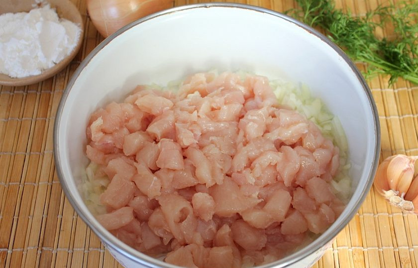 1. Этап. Ландорики из курицы: Куриное филе нарезаем небольшими квадратиками и добавляем к луку.