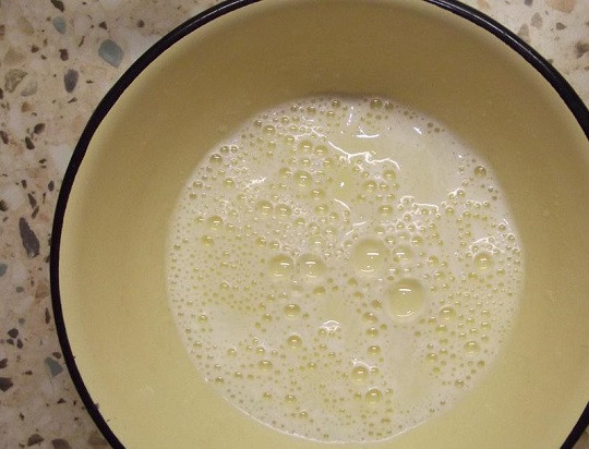 1. Этап. Вареный омлет в пакете: 3. Добавить немного молока и взбить яичную массу так, чтобы она немного увеличилась в объеме. Такой омлет можно также сделать с начинкой, добавив к яйцам измельченную отварную курочку, мелко нарезанные овощи или другие добавки по вкусу.