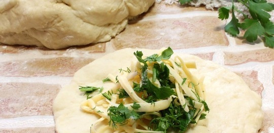 1. Этап. Хачапури быстрый: Из теста сделайте 13-15 лепёшек. В центр каждой уложите по 2 ст. ложки начинки.