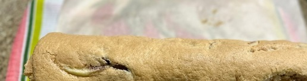 1. Этап. Яблочный рулет: Свернул рулет. Завернул в пергамент и оставил остывать.