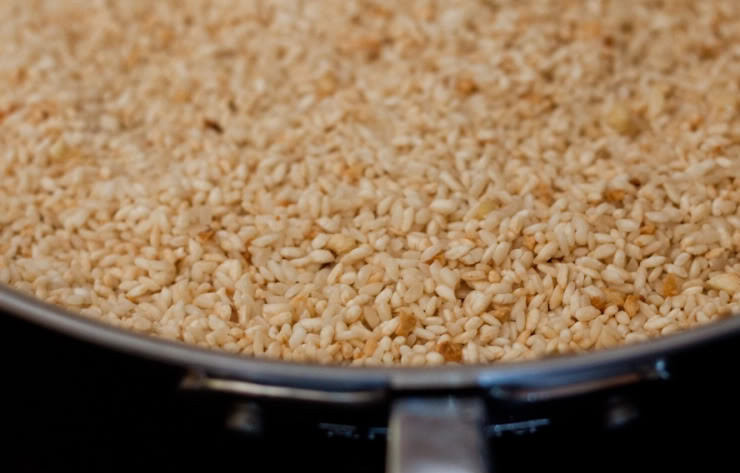 1. Этап. Рис по-мексикански: Рис готов, когда он слегка обжарен, но не горелый.