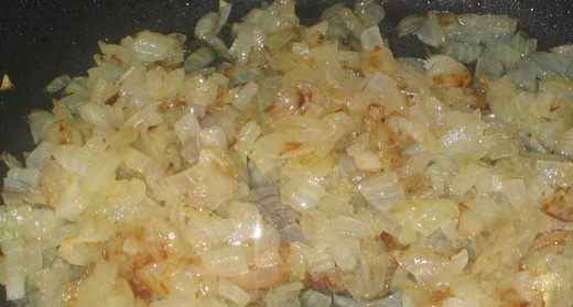 1. Этап. Жульен с курицей и белыми грибами: На отдельной сковороде растопите сливочное масло. Очистите и мелко нарубите лук, выложите его в сковородку и добавьте сахар. Карамелизируйте лук.