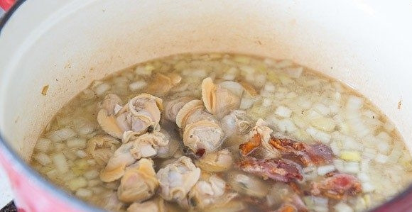 1. Этап. Похлёбка с моллюсками: 7. Доведите всё до кипения, и варите 15 минут на медленном огне. Добавьте моллюски. Блюдо перемешайте.