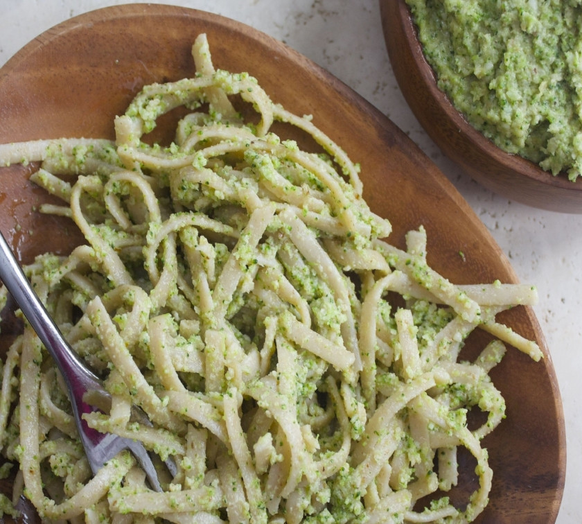 1. Этап. Брокколи с орехами: Готовую брокколи с орехами можете подать со спагетти или просто как помазку на хлеб. Блюдо является отличной заправкой и закуской одновременно.