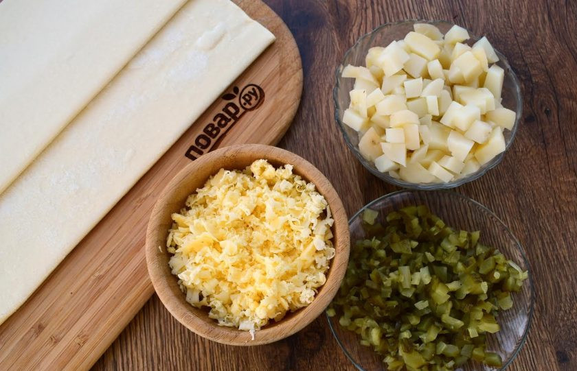 1. Этап. Лодочки из слоеного теста: 3. Сыр натрите на терке. Огурец нарежьте мелкими кубиками. Картофель нарежьте на мелкие кубики или разомните в пюре.
