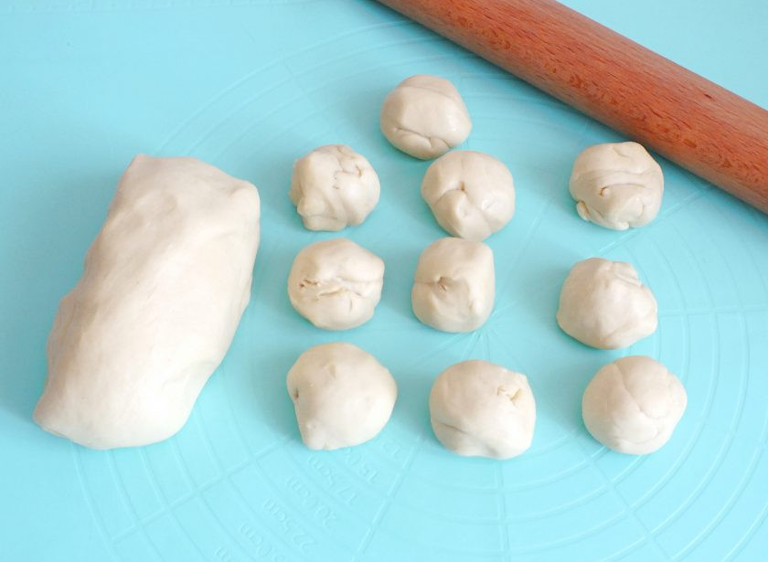 1. Этап. Манты с индейкой: Достаньте тесто из холодильника. Скатайте в валик и поделите на равные кусочки. Размер кусочков чуть меньше грецкого ореха.