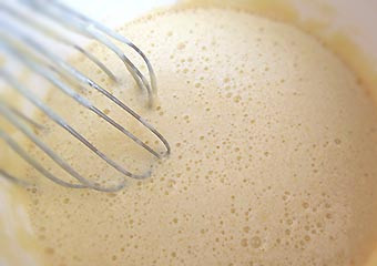 1. Этап. Заварные блины на кефире и кипятке: 2. Дальше в кипяток бросаем соду, перемешиваем активно, и прямо не прекращая помешиваний вливаем эту смесь в тесто. Быстро перемешаем, добавив еще масло и муку.