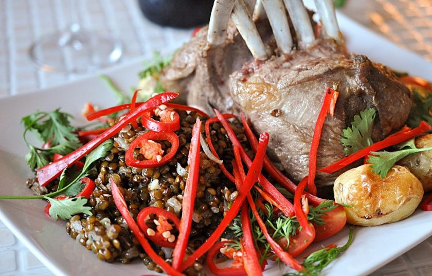 1. Этап. Каре баранины: Выложите готовое блюдо на красивую тарелку, украсьте помидорками черри, красным перцем и петрушкой.