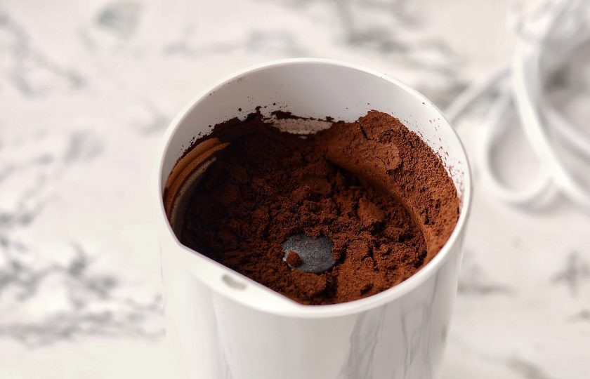 1. Этап. Капучино в турке: Измельчите кофе в кофемолке до состояния пыли.