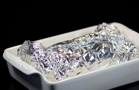 1. Этап. Рулет с сюрпризом: 12. Заверните фольгу и отправьте форму в разогретую до 180 градусов духовку примерно на 1.5 часа.