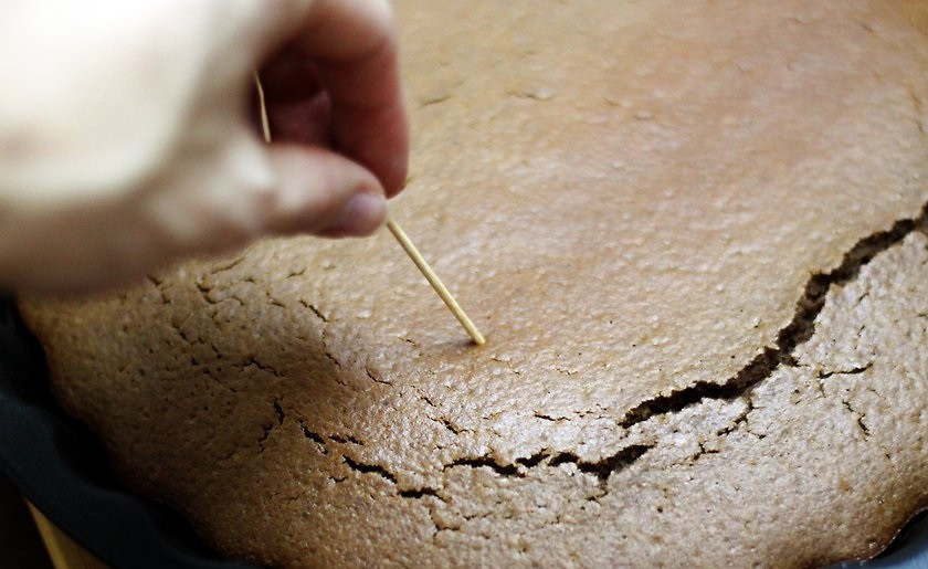 1. Этап. Простой рецепт кекса с какао: 8. Достаньте кекс из духовки, проверьте его на готовность деревянной шпажкой. Если он готов, то верните его в духовку, выключите огонь и оставьте еще на 2-5 минут.