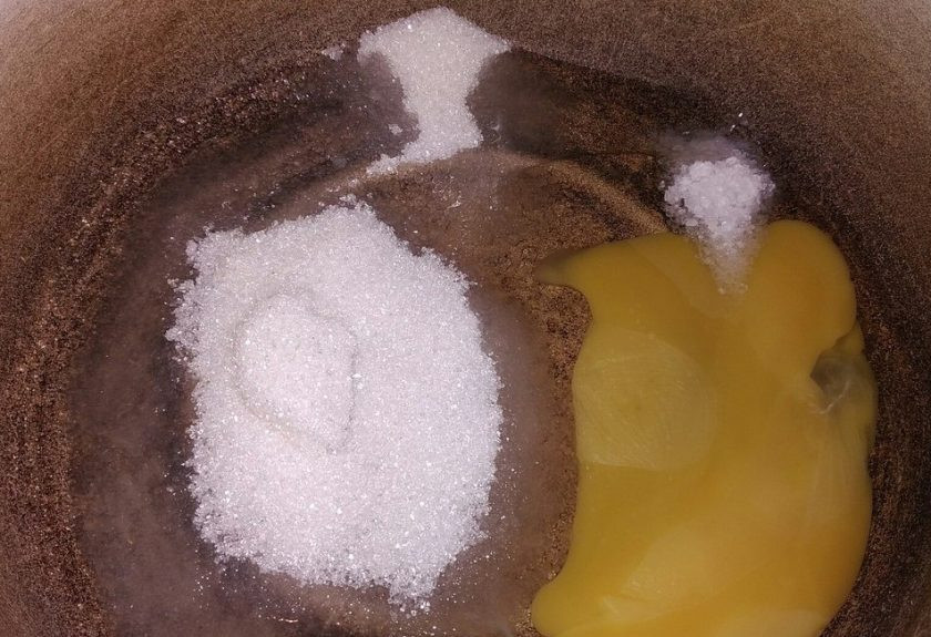 1. Этап. Панкейки на кислом молоке с добавлением растительного масла: 2. В отдельную посуду вбейте яйцо, добавьте сахар и соль. Венчиком перемешайте до однородного состояния. Влейте кислое молоко и снова перемешайте.