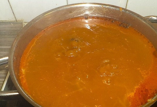 1. Этап. Щи Петровские: Сваренное мясо извлеките из бульона и нарежьте кусочками. Добавьте мясо обратно, туда же — тушеную смесь овощей и грибов, картофель и специи, варите на медленном огне примерно полчаса.