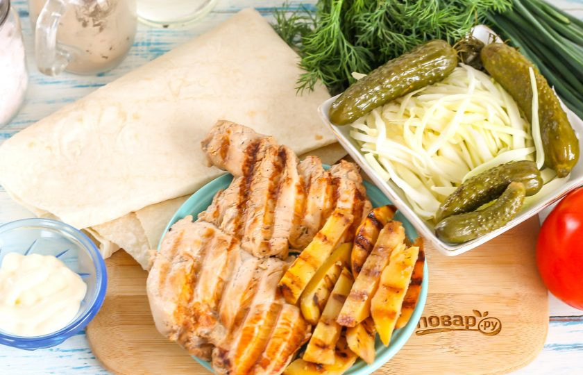 1. Этап. Денеры в лаваше: Подготовьте указанные ингредиенты. Куриное филе и очищенный картофель заранее обжарьте на сковороде или на гриле.