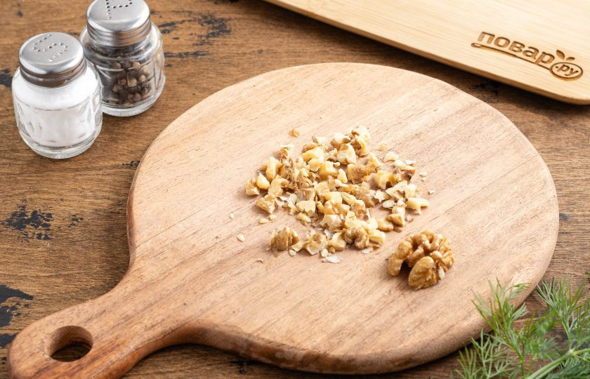 1. Этап. Салат по-грузински из огурцов и зелени: Грецкие орехи подсушите на сковороде и крупно порубите.