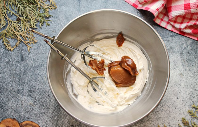 1. Этап. Торт из готовых коржей: Вареную сгущенку добавляйте во взбитое масло по одной столовой ложке, каждый раз, хорошо взбивая до однородности.