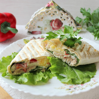 Шаурма с курицей и ананасами