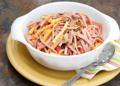 1. Этап. Салат Счастливый папа: В салат влейте масло и уксус. Всё перемешайте. Приятного аппетита!