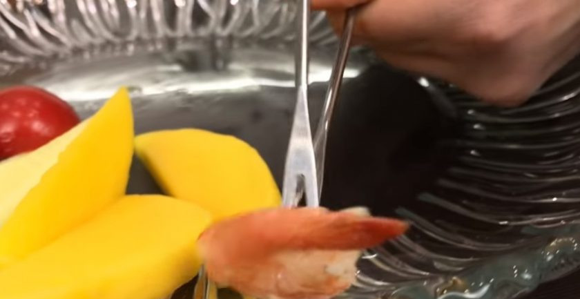 1. Этап. Закуска из манго с креветками: 3. Небольшими кусочками нарежьте манго, помидоры и огурцы (предварительно очистите их от кожуры). На блюдо выложите огурцы, манго, помидоры, креветки.