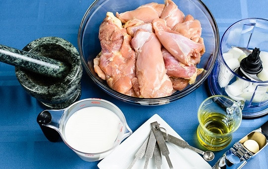 1. Этап. Куриные бедра без кости: 1. Вот такой набор ингредиентов вам потребуется, чтобы повторить этот простой рецепт куриных бедер без кости.