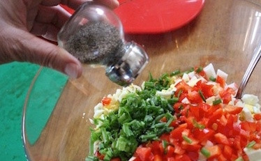 1. Этап. Салат из крабовых палочек с кукурузой: Смешайте все нарезанные ингредиенты в салатнице вместе с рисом и кукурузой. Всё поперчите и посолите.