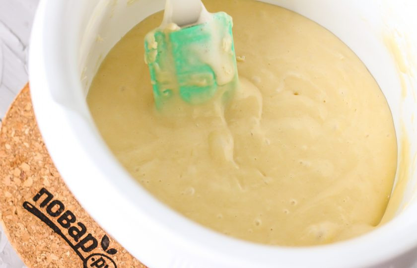 1. Этап. Венские вафли без глютена: Всыпьте рисовую муку и разрыхлитель, аккуратными движениями вмешайте их в яичную массу с помощью силиконовой лопатки — не взбивайте!