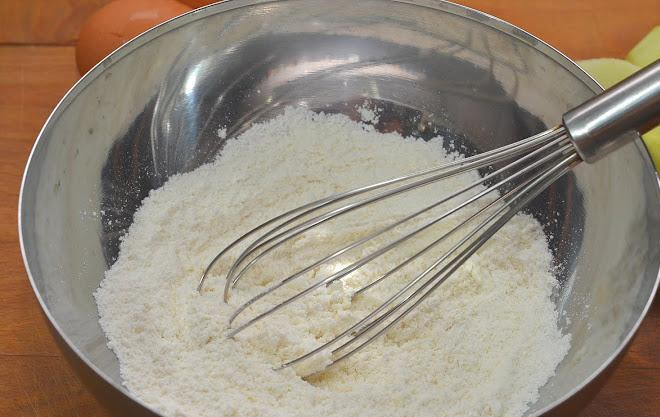1. Этап. Немецкий яблочный панкейк: Берем миску, смешиваем в ней муку, соль и сахар.