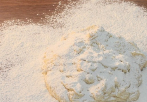 1. Этап. Пирожки «Придорожные»: 7... перекладываем его на стол, припыленный мукой и продолжаем замес. Вмешиваем в тесто оставшуюся муку 1/3 часть.