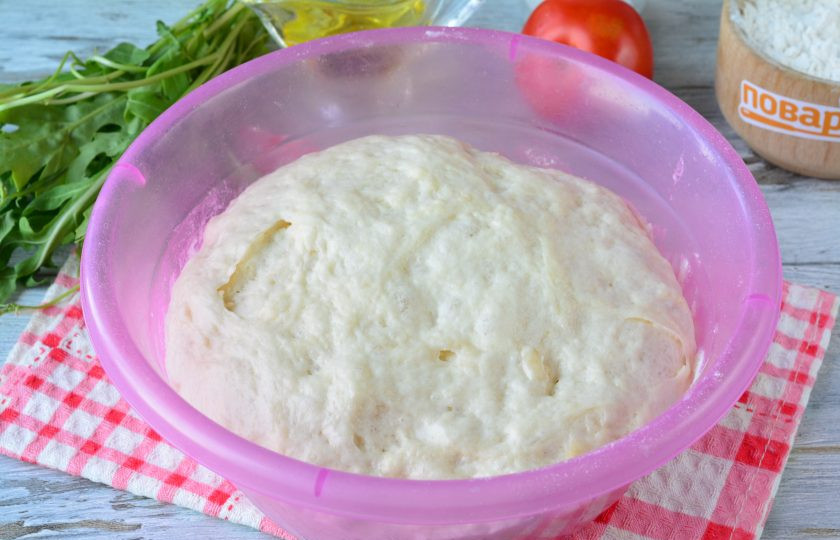 1. Этап. Пицца с прошутто и рукколой: Тесто подошло и увеличилось в 3 раза. Обомните его и можно выпекать пиццу.