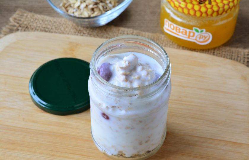 1. Этап. Ленивая овсянка с вишней и шоколадом: Наполните таким образом банку овсянкой, кефиром и вишней, выкладывая по очереди слоями. Банку с овсянкой поставьте на ночь в холодильник.