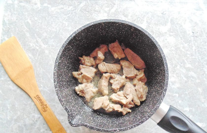 1. Этап. Гуляш с горохом: Влейте растительное масло и обжаривайте на среднем огне в течение 7-8 минут.