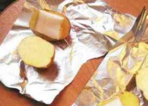 1. Этап. Запеченные окорочка в мультиварке: Режем картошку на две части, кладем между половинками небольшой кусочек сала (приблизительно 2х3 см). Заворачиваем картошку в фольгу.