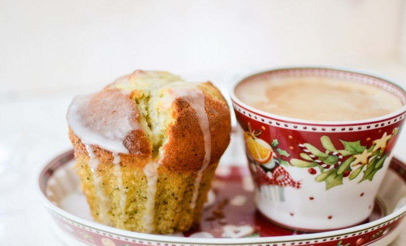 1. Этап. Маффины с маком: Из сахара и сока сделать глазурь, полить маффин и подать с кофе. Приятного аппетита!