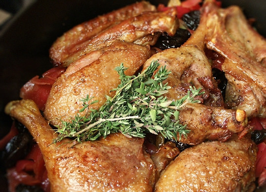 1. Этап. Гусь, тушенный с капустой: Добавьте к овощам промытые чернослив и изюм. Выложите кусочки гуся, тимьян и лавровый лист. Залейте все бульоном так, чтобы капуста была полностью покрыта.