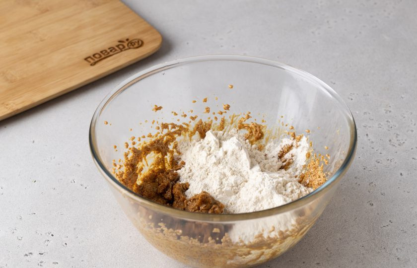 1. Этап. Имбирное печенье на год Кролика: Добавьте сухие ингредиенты в миску к жидким. Взбейте на низкой скорости миксером.