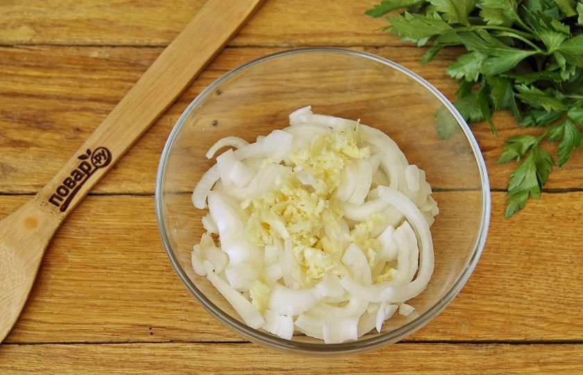 1. Этап. Шашлык с чесноком: Лук нарежьте полукольцами, чеснок пропустите через пресс.