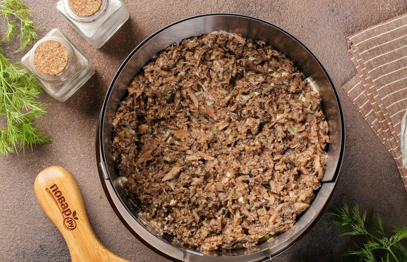 1. Этап. Салат Шпротка: Шпроты разомните вилкой, добавив небольшое количество масла из банки для сочности, и выложите вторым слоем.