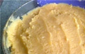 1. Этап. Пирожки с горохом жареные: Пюрировать горох при помощи толкушки или миксера, посолить.